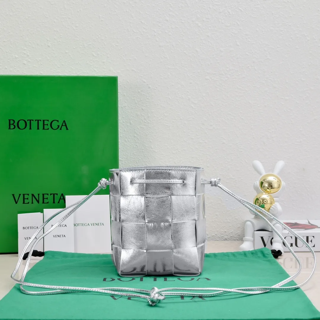 Batch 1460 large size/sterling silver 🔻Bottega veneta* new woven small bucket bag latest series# The square bag shape is matched with classic woven elements, drawstring design, minimalism, and has a particularly large capacity. Every color is beautiful, it is simple but has a cool style, both men and women can control it, and the upper body is fashionable and classy! Style number: 6612# Large size; 18*14*14cm
